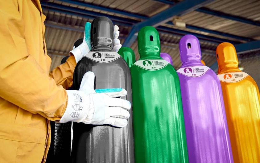Trabajador con cilindros de gases industriales