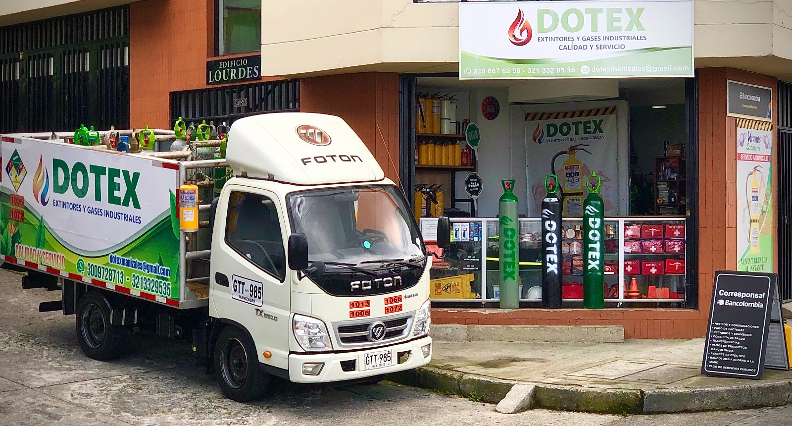 Fachada y camión de reparto DOTEX en Manizales