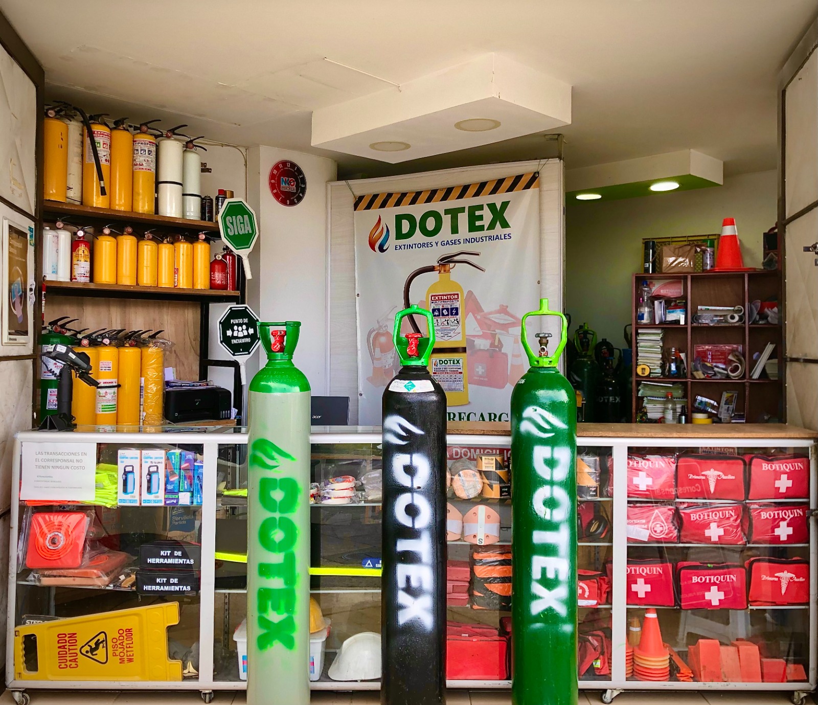 Cilindros de gases industriales DOTEX frente al local